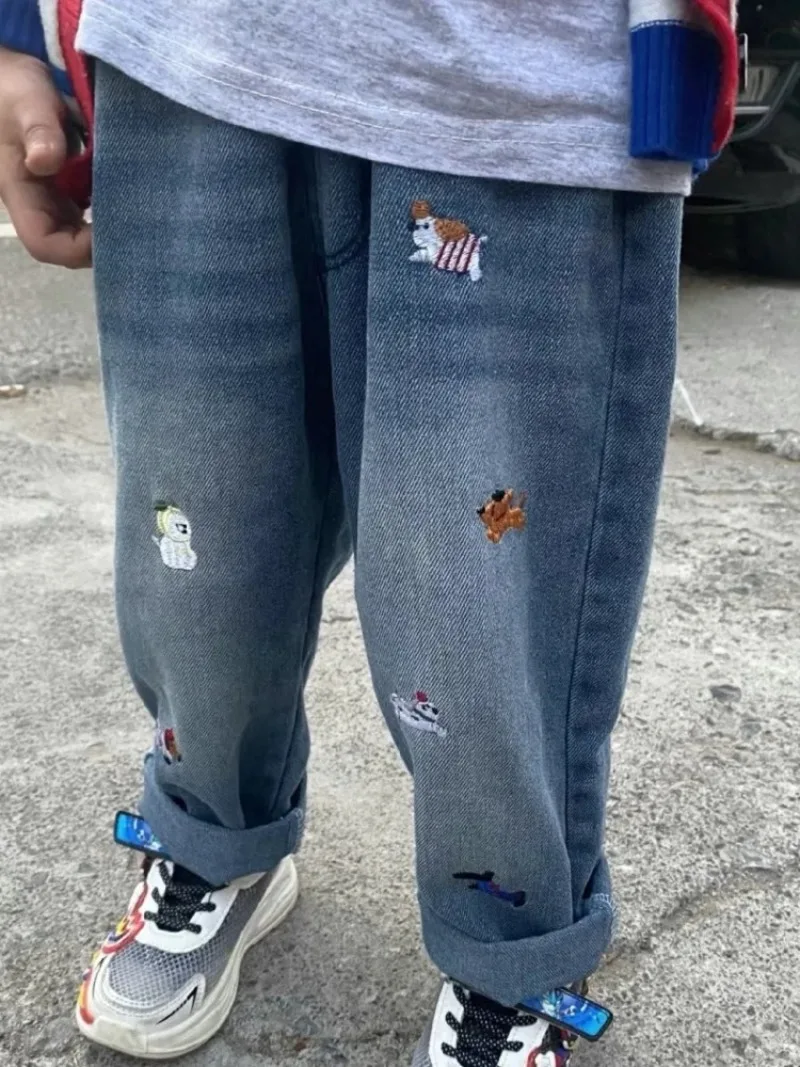 Detalle del bordado y diseño casual