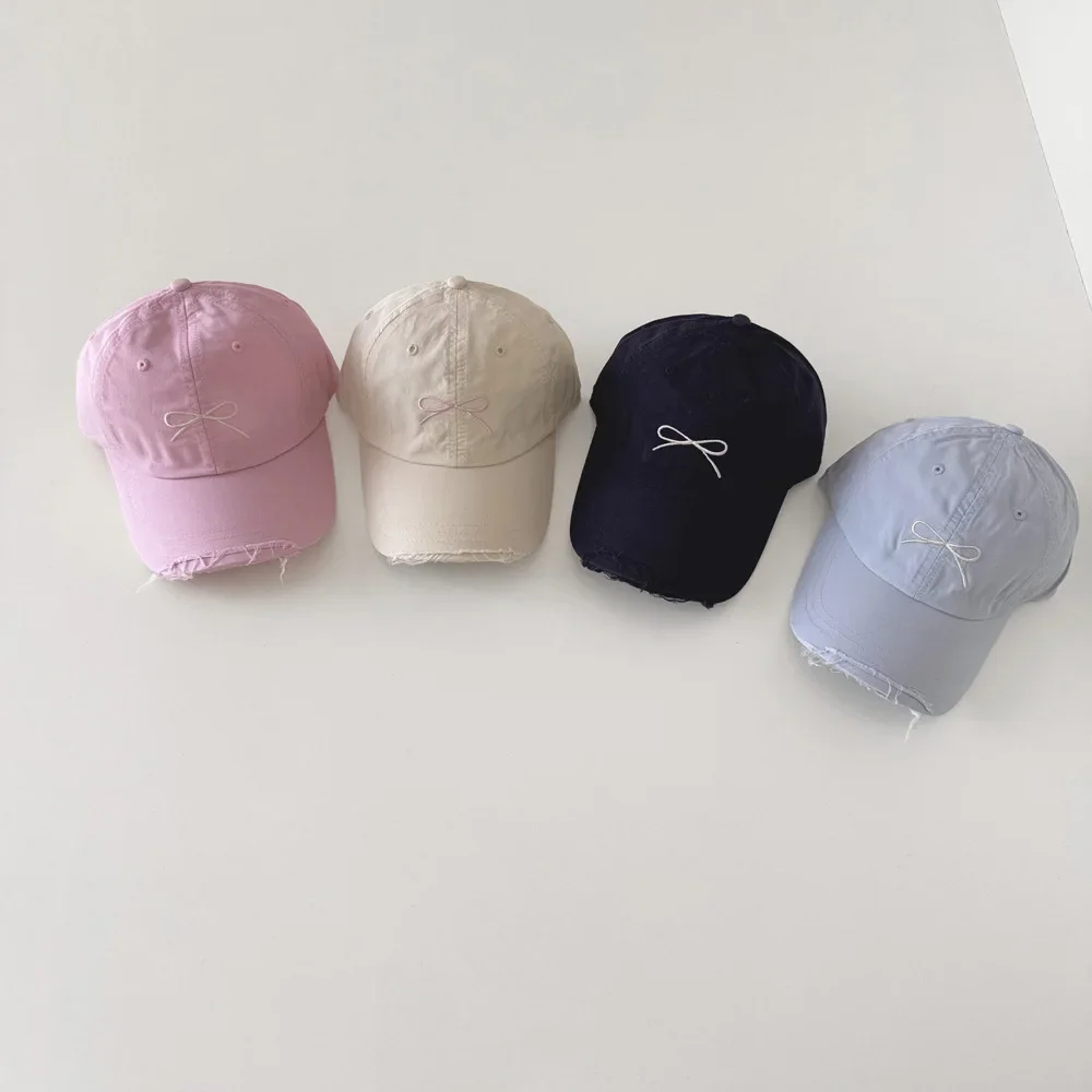 Gorra infantil color sólido con diseño sencillo