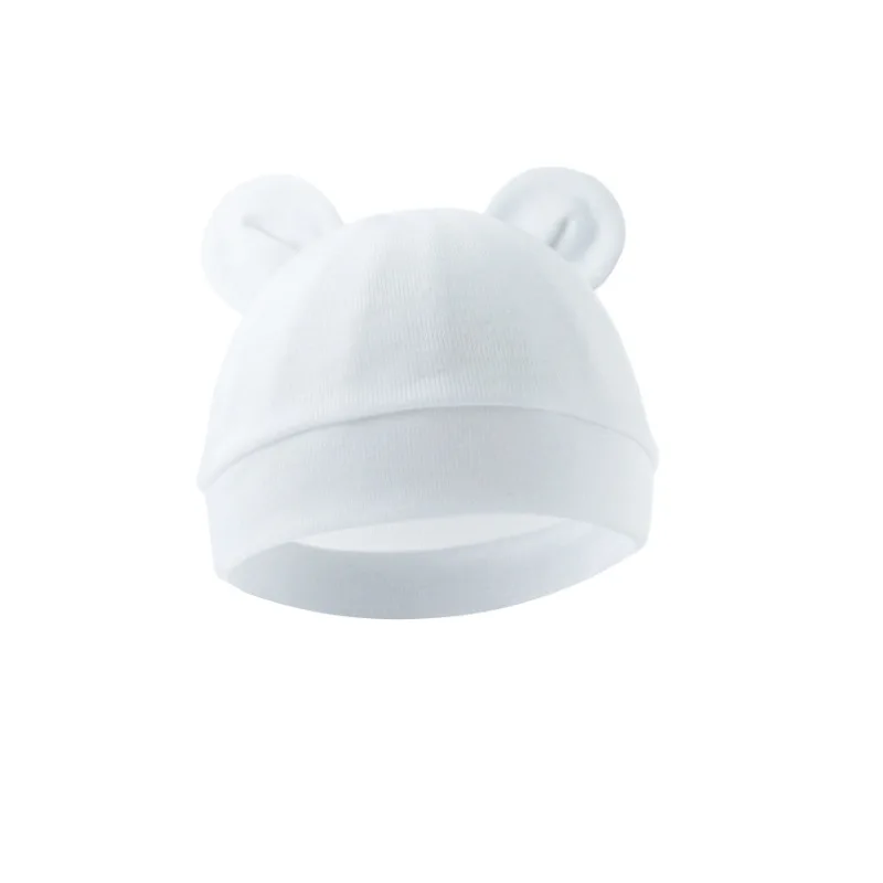 Detalle del gorro en la cabeza del bebé