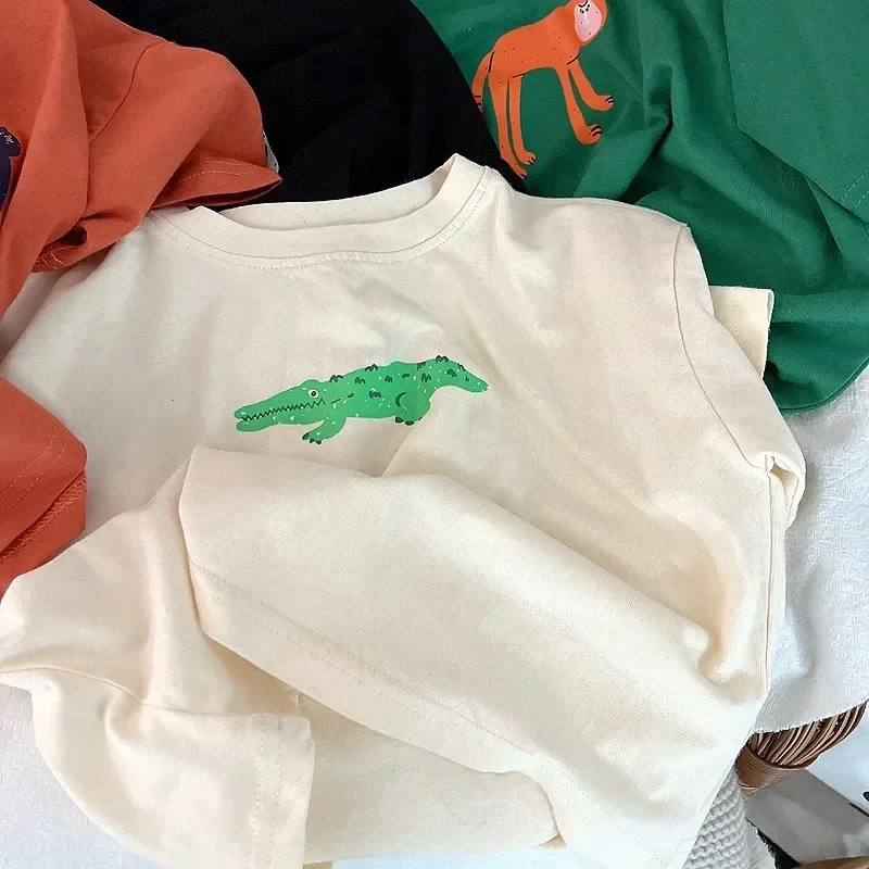 Niño usando la camiseta infantil con estampado animal