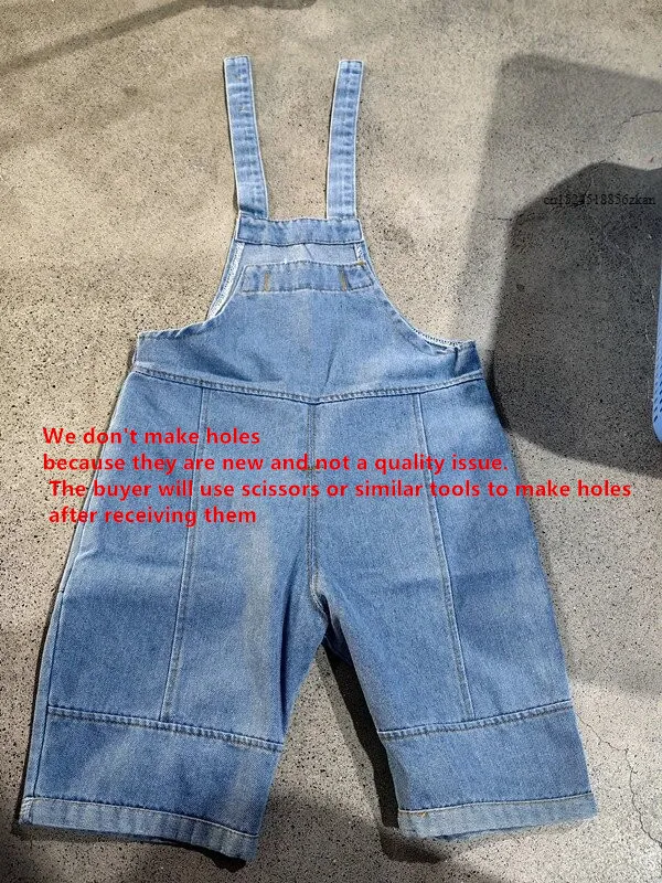Detalle de la pechera de los pantalones de mezclilla infantiles