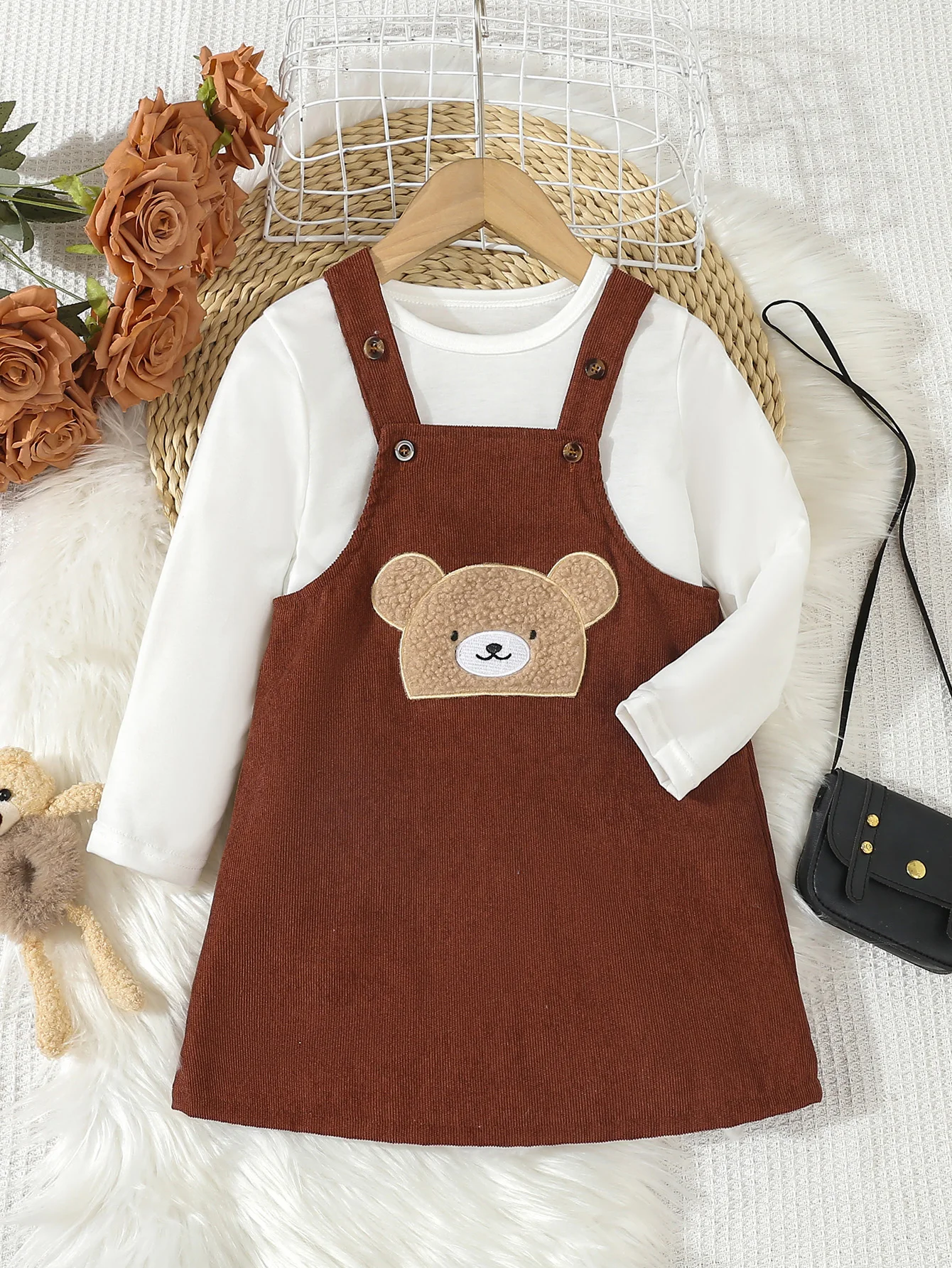 Conjunto niña otoño-invierno: vestido pana bordada y camisa blanca