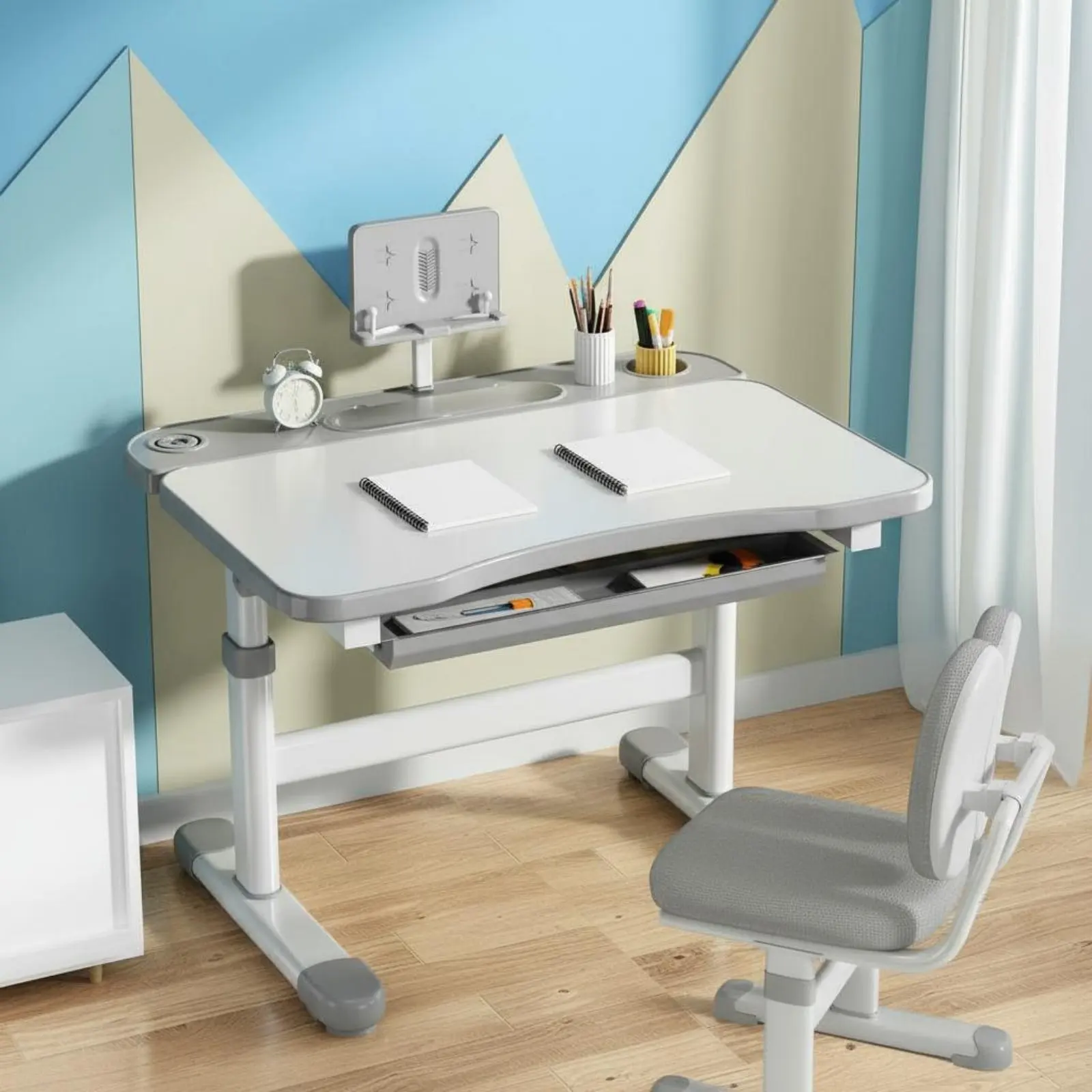 Escritorio infantil ajustable con silla ergonómica y bordes redondeados