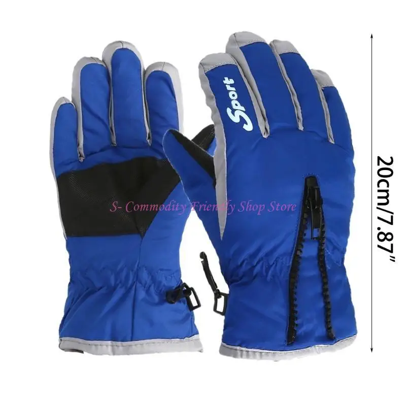 Guantes en uso durante actividad invernal