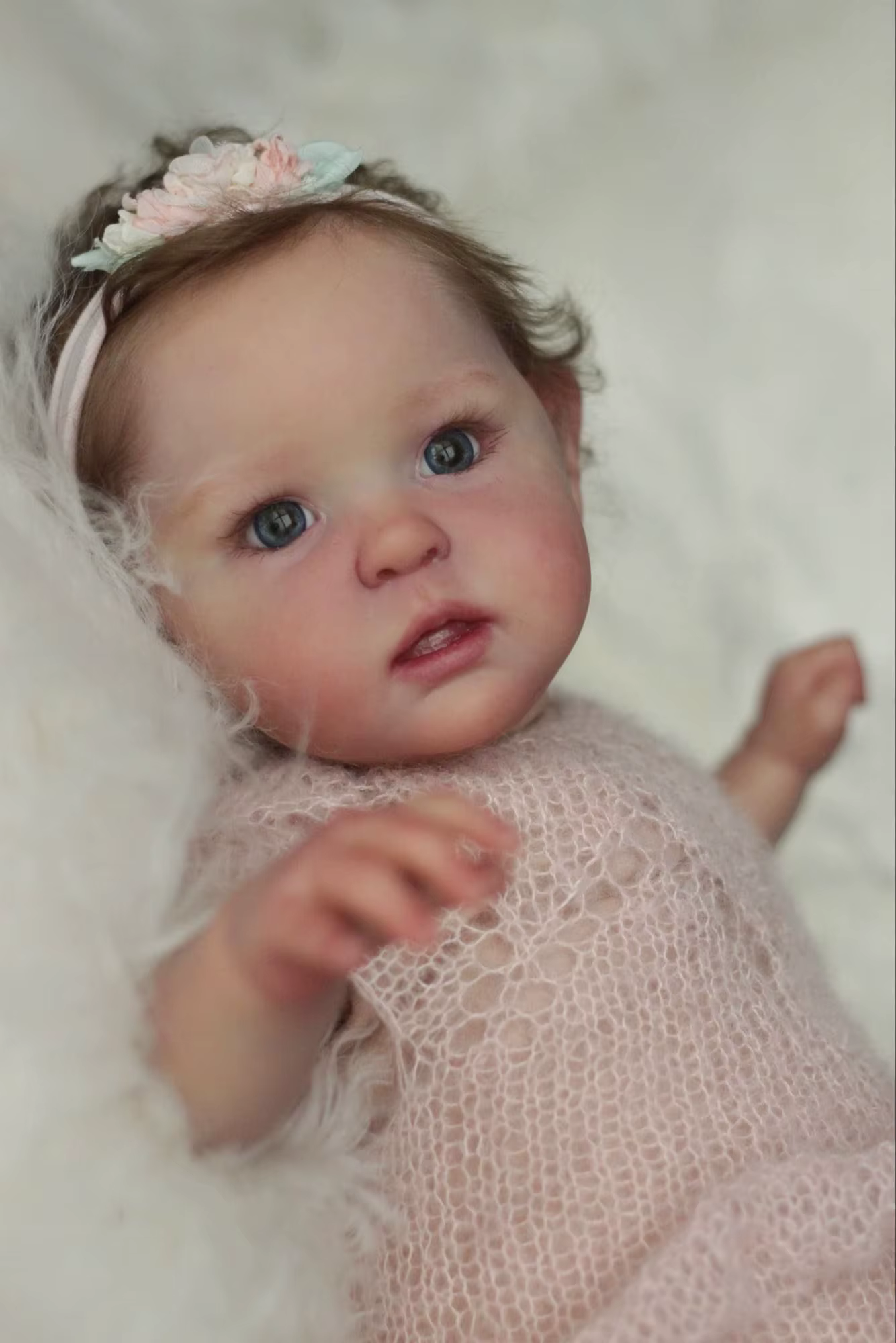 Muñeca vestida con su ropa y accesorios