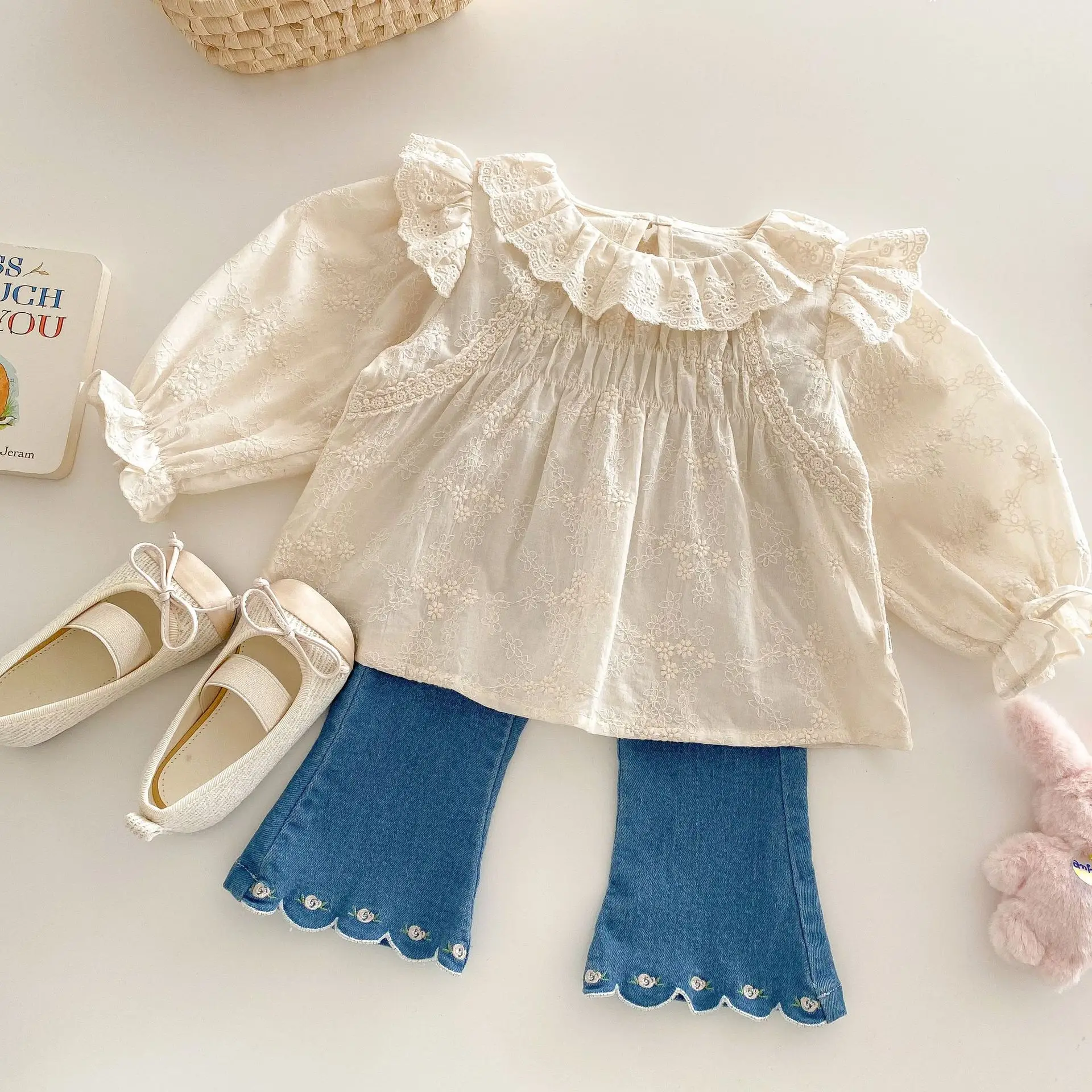 Top base para niña con flores bordadas