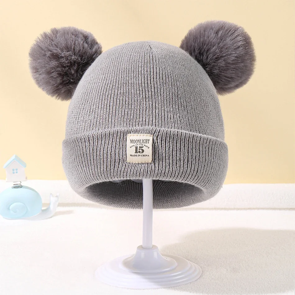 Gorro de punto bebé puesto en bebé