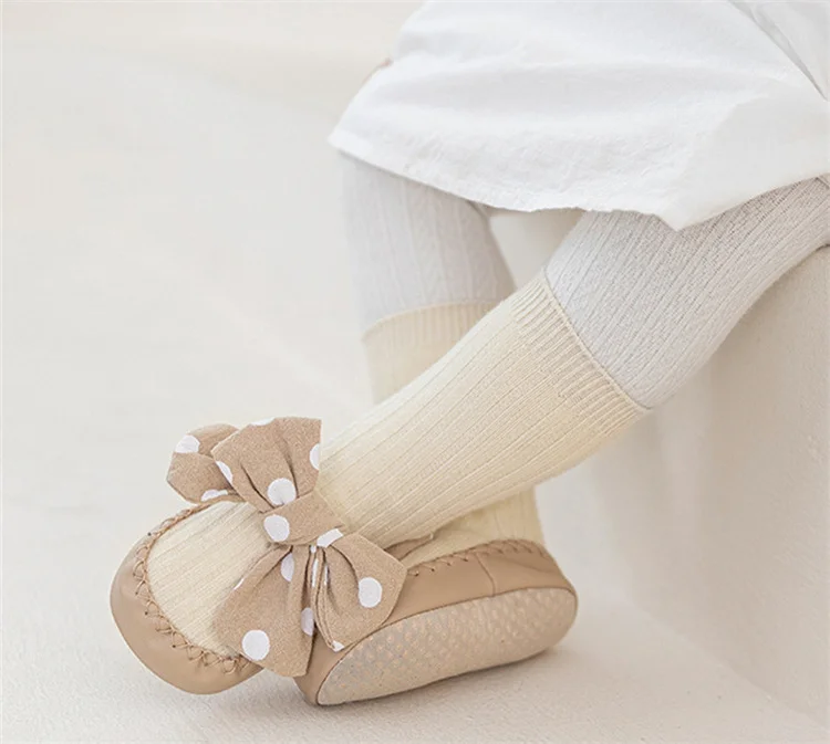 Calcetines Lawadka con suela de goma y lazo decorativo
