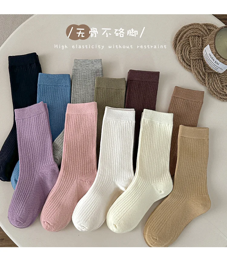 Calcetines cortos simples con estética retro