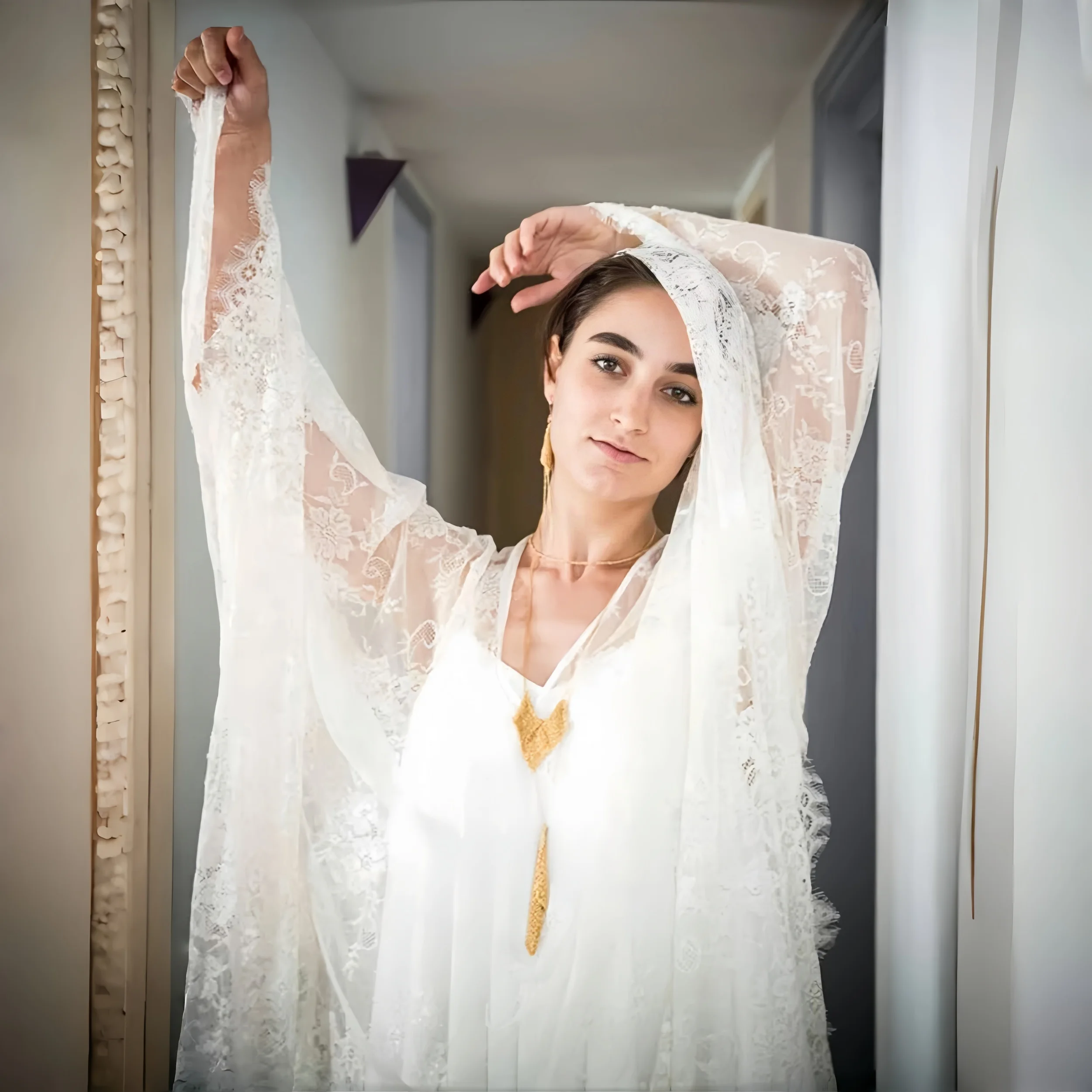 Vestido de maternidad con encaje y capa para sesión de fotos - imagen 3