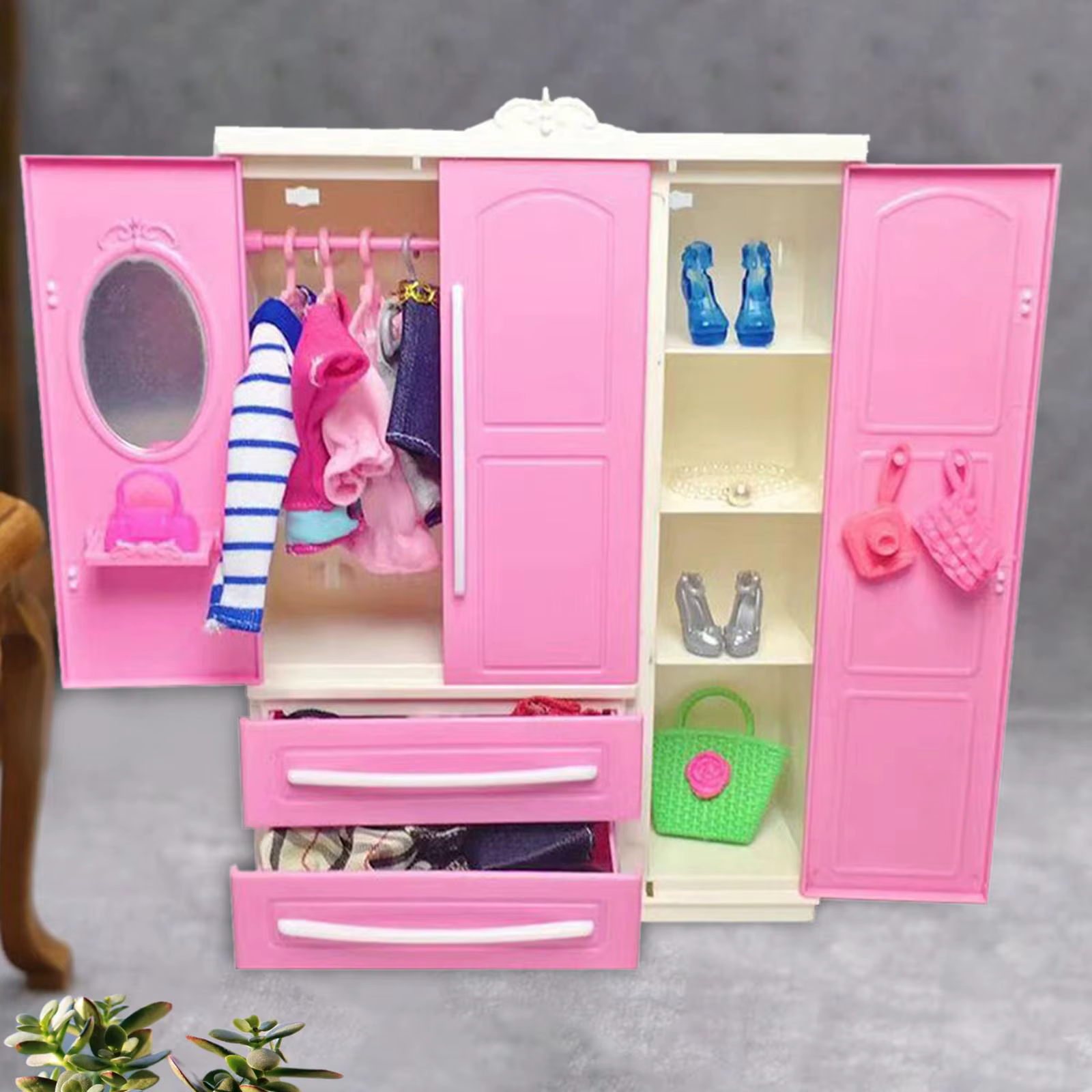 Armario de muñecas con perchas y accesorios para casa - imagen 2