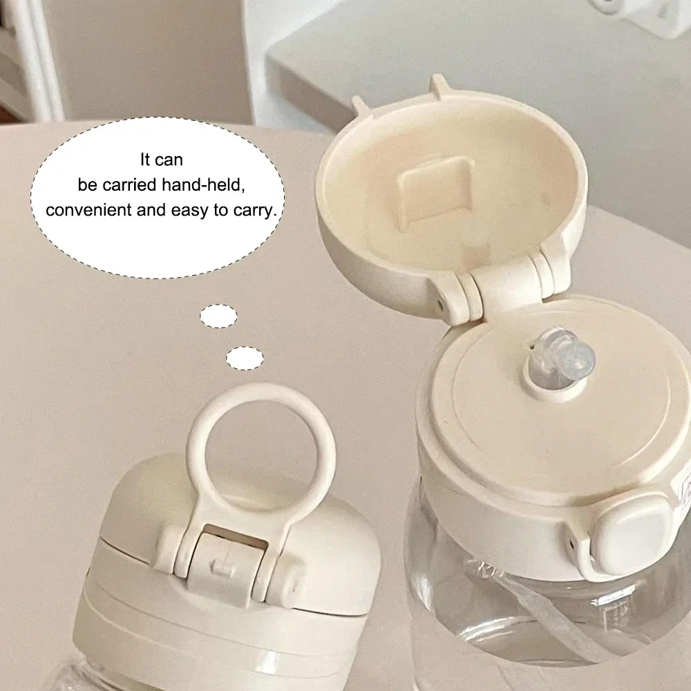 Vaso portátil con pajita mostrando su tamaño compacto