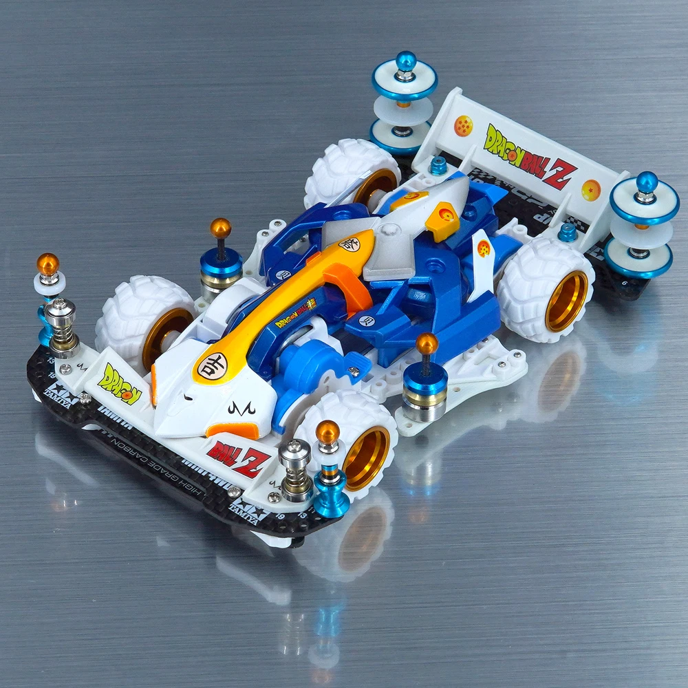 Coche MINI 4WD edición Vegeta vista trasera