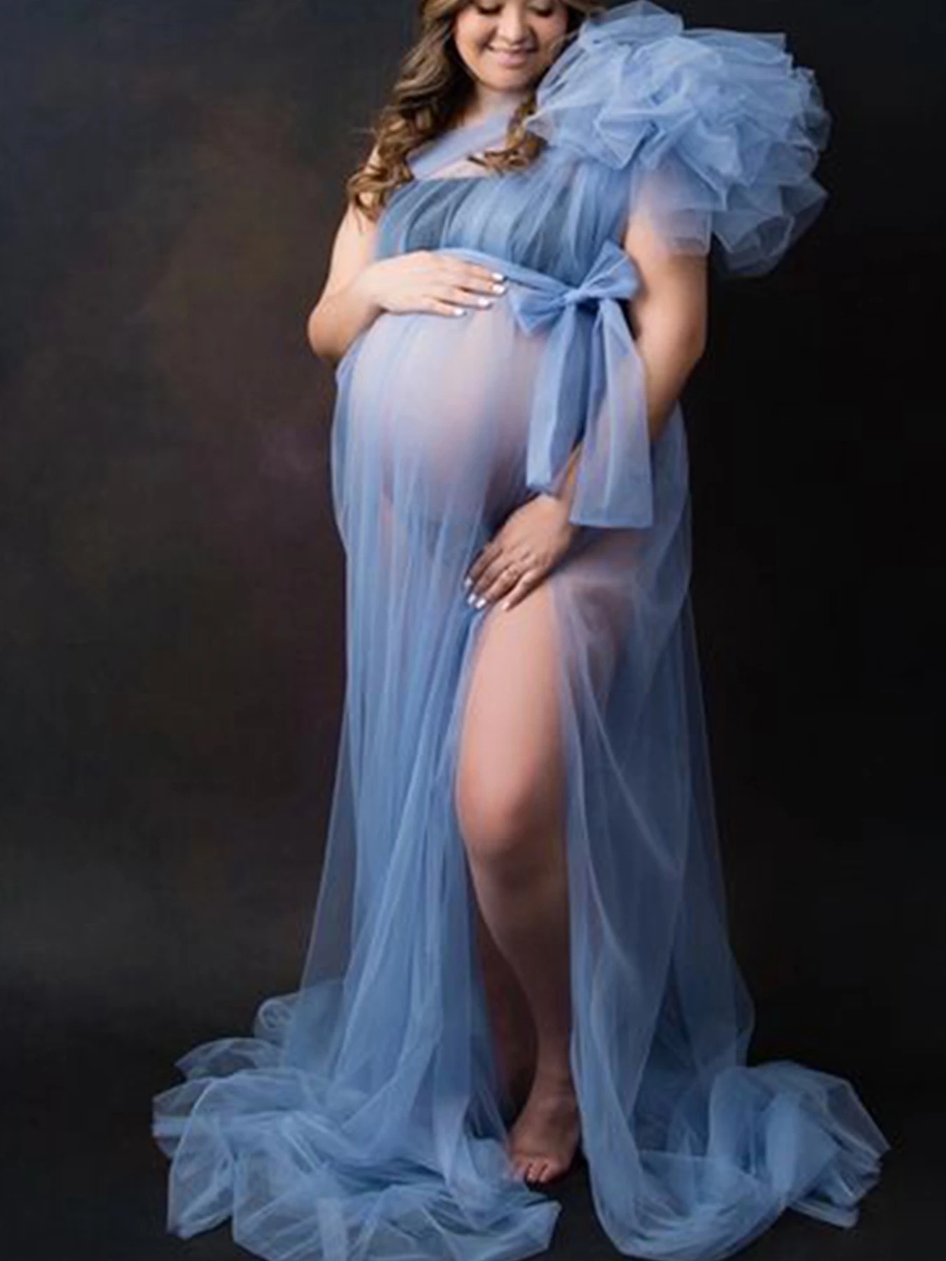Modelo luciendo vestido negro de maternidad