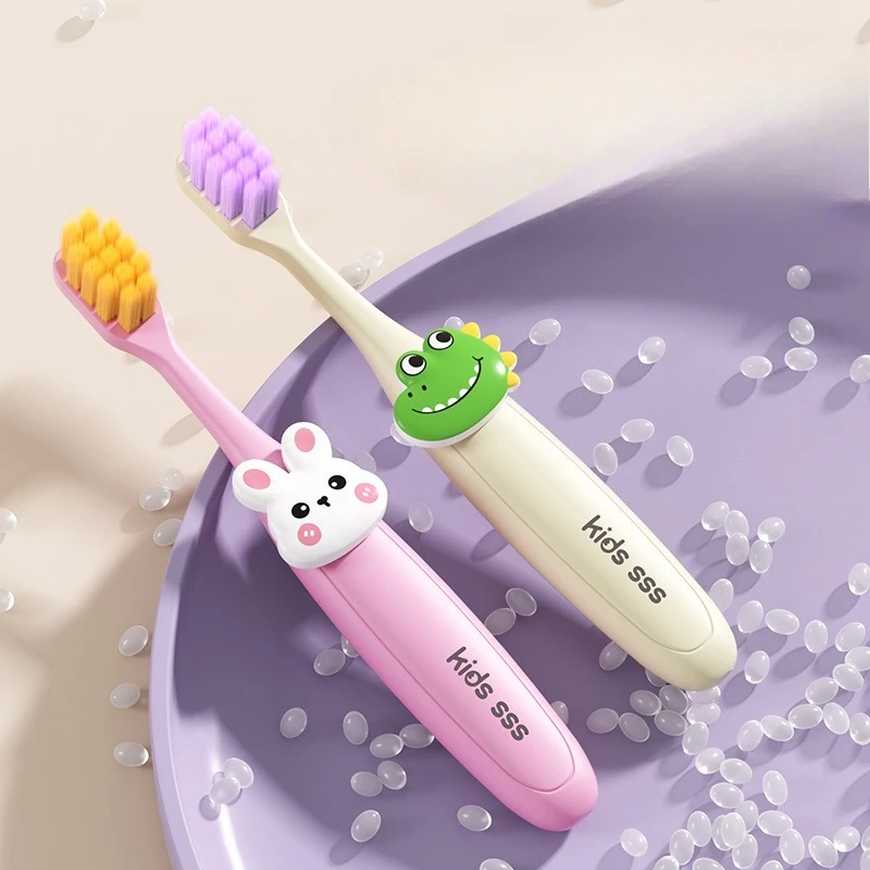 Cepillo de dientes infantil con animales de dibujos – cerdas suaves - imagen 3