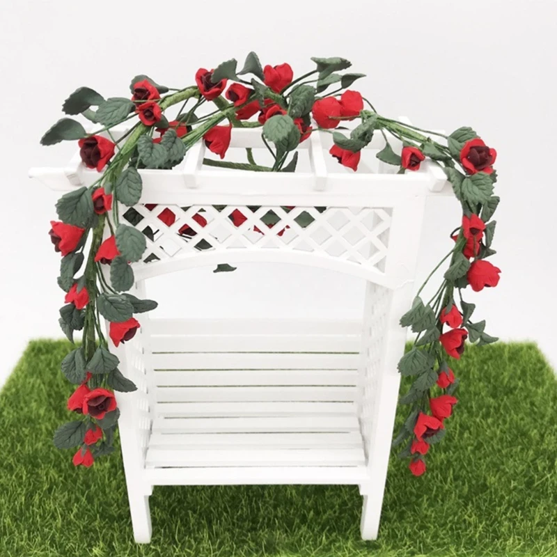 Rosas y hojas tipo vid en miniatura