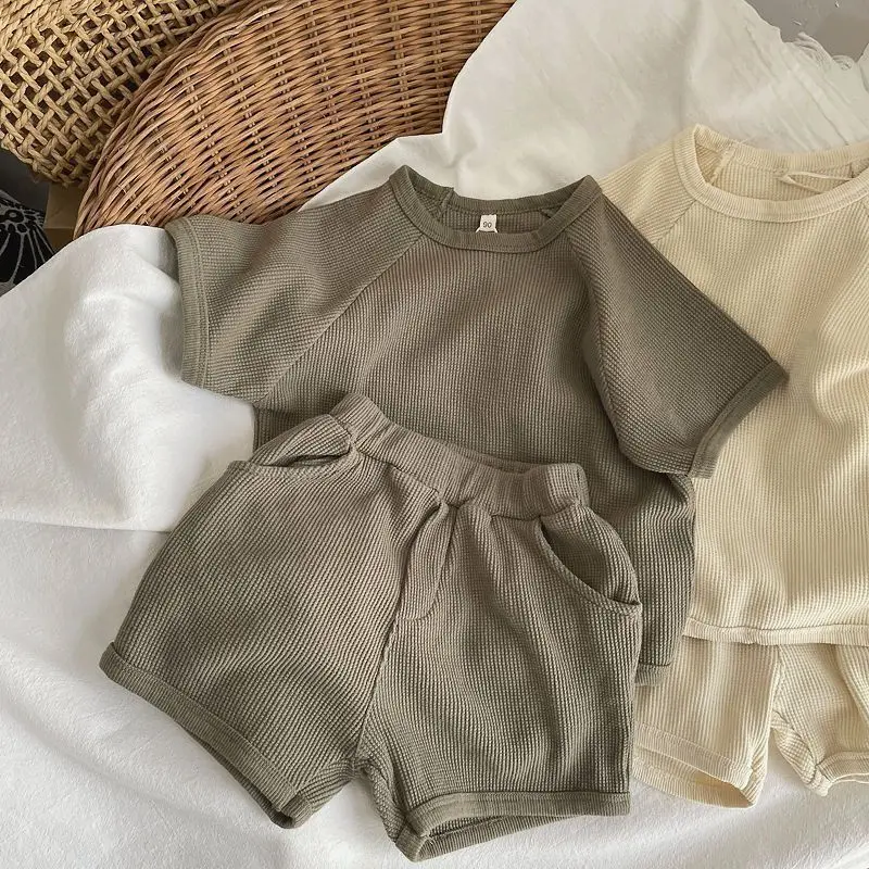 Conjunto verano infantil: pantalón corto y camiseta de algodón suave - imagen 4