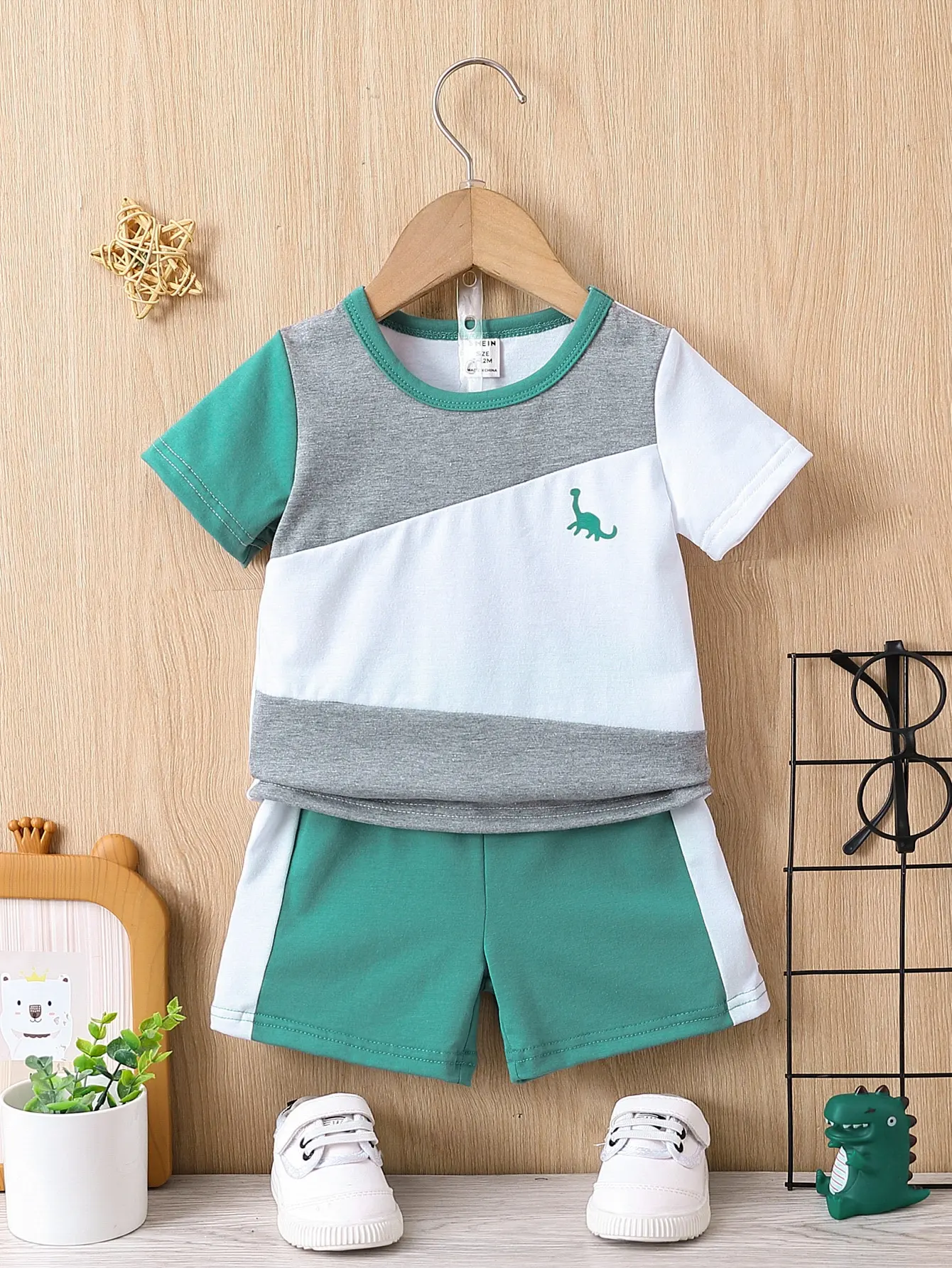 Conjunto bebé camiseta cuello redondo y pantalón corto cómodo