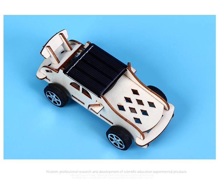 Kit de coche solar de madera visto desde arriba con paneles solares visibles