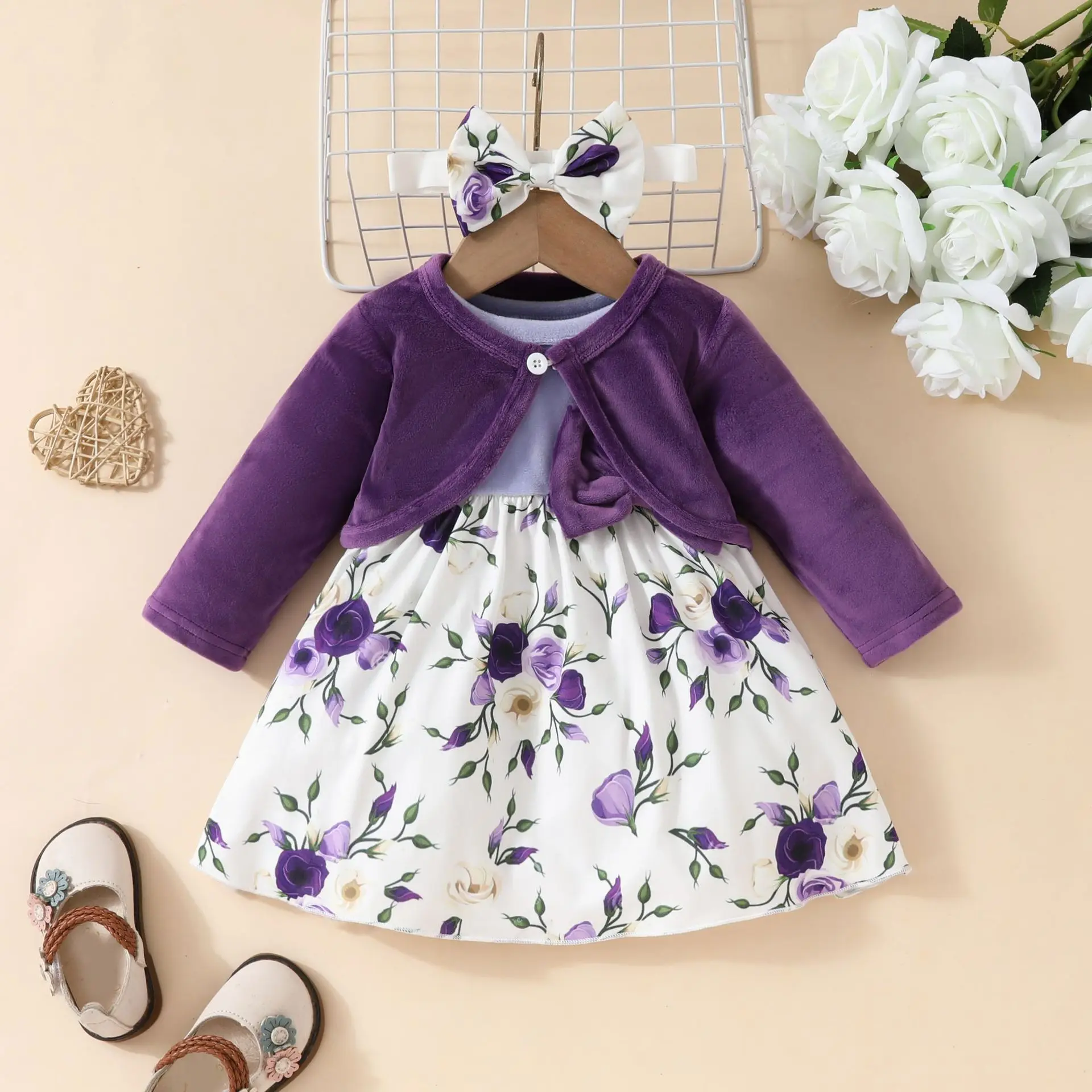 Conjunto completo con vestido, chaleco y chaqueta de felpa