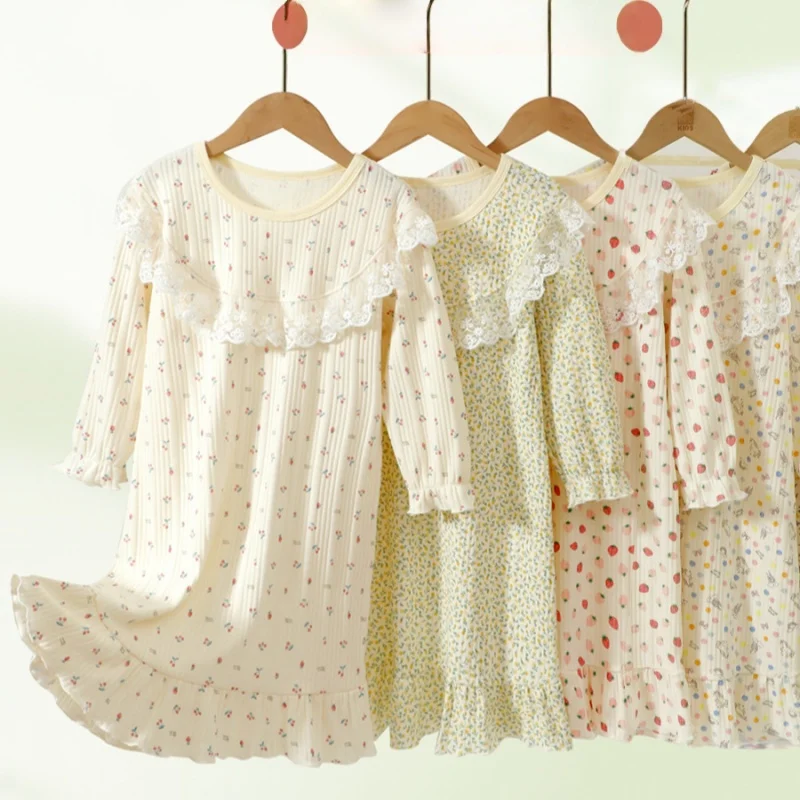 Detalle de volantes y estampado floral