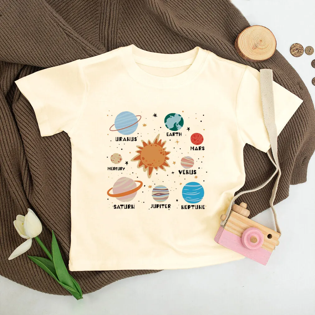 Camiseta infantil con estampado de planetas diseño espacial para niños - imagen 3