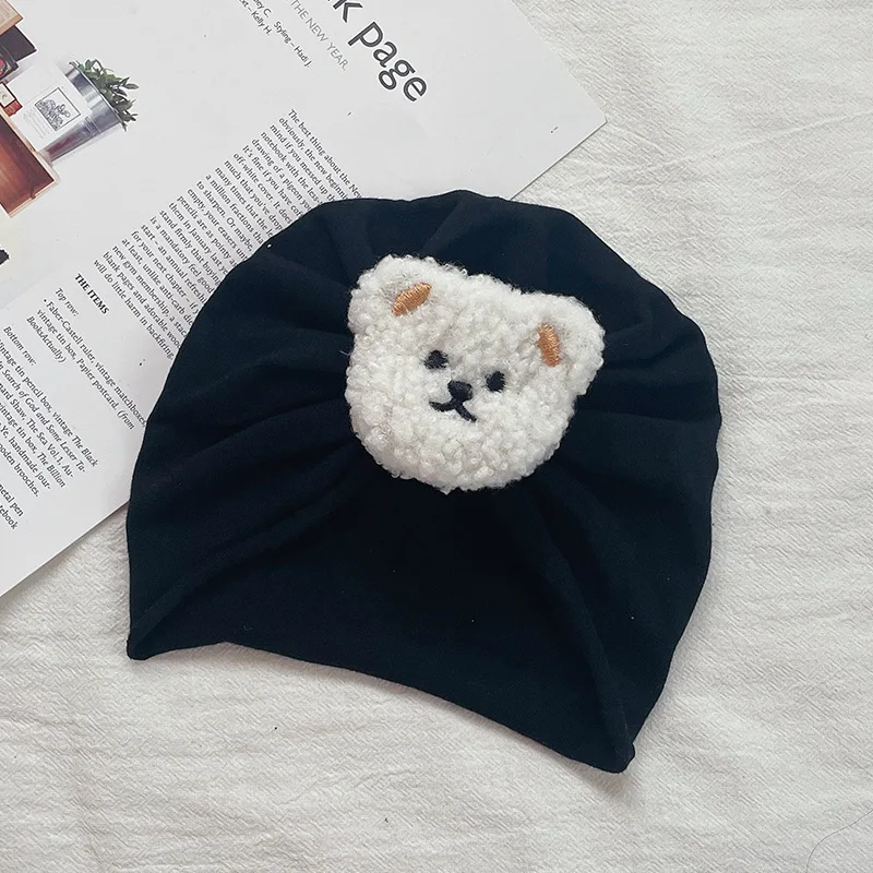 Gorro para bebé estirado mostrando su elasticidad