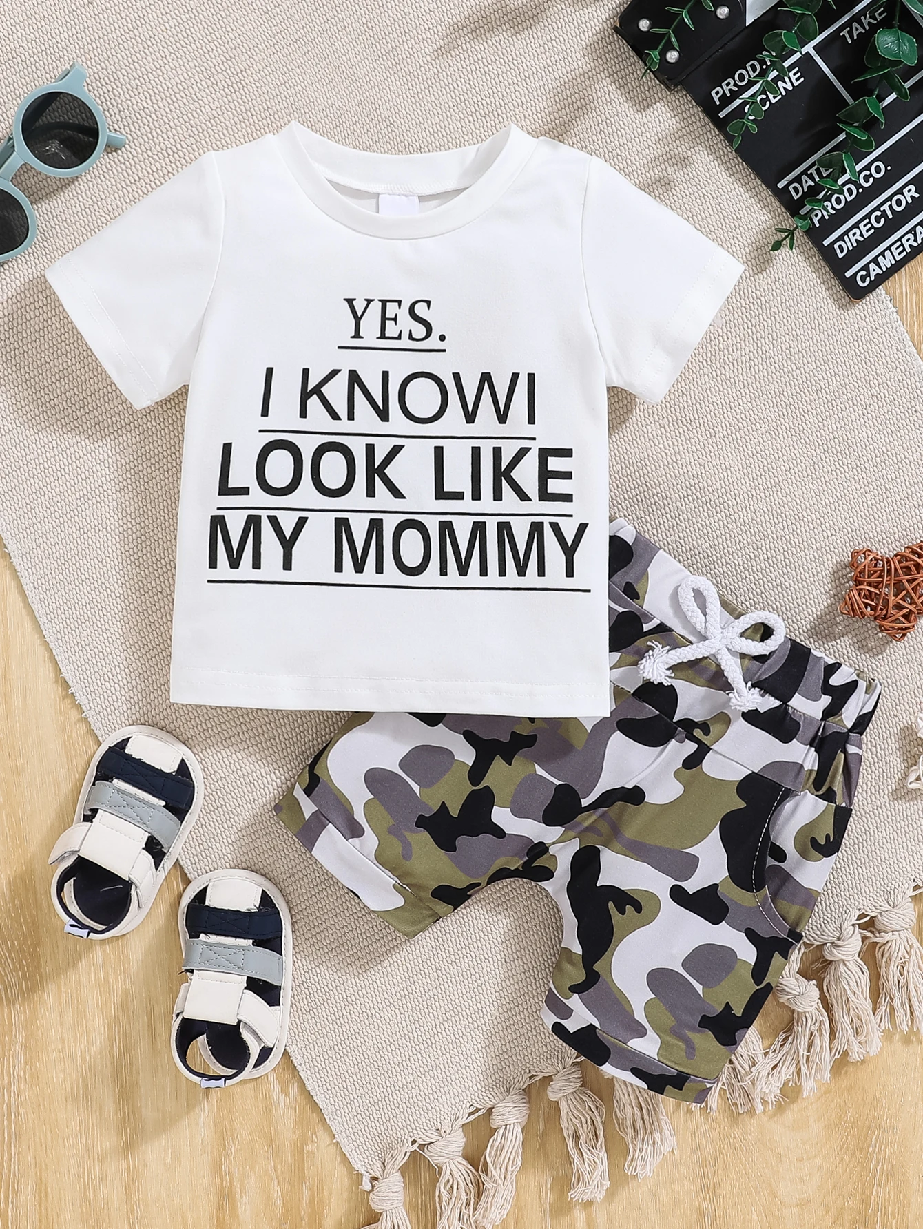 Camiseta con letras y shorts camuflaje para bebé
