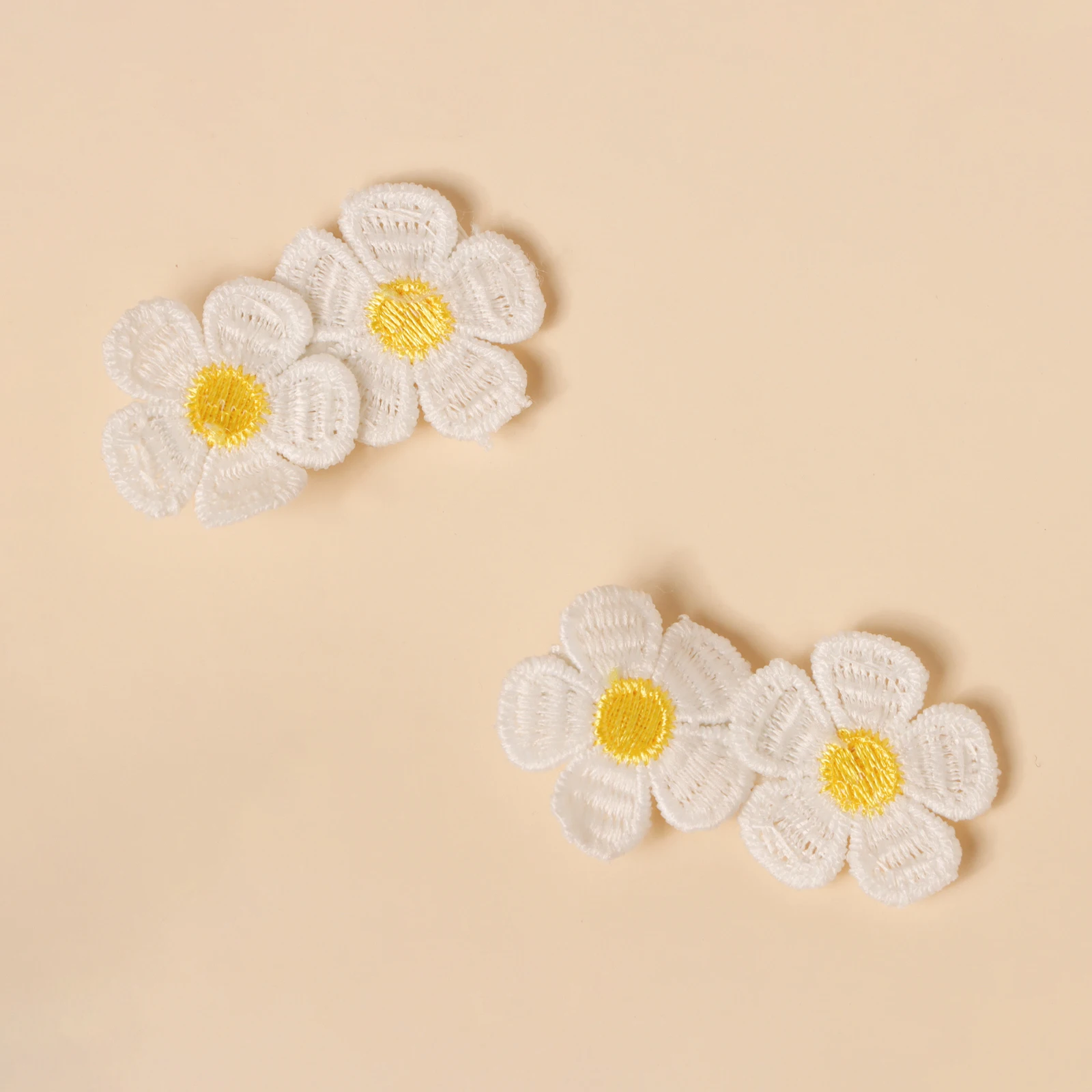 Pinzas para el pelo niñas con cola caballo y flores bordadas - imagen 4