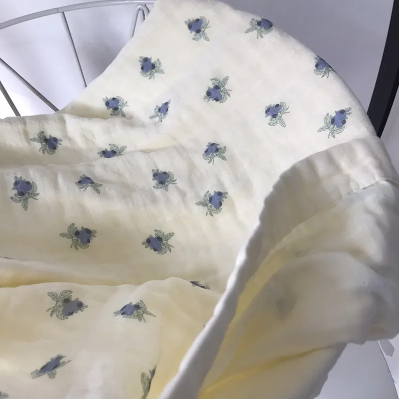 Manta de muselina con estampado de arándanos en tonos suaves