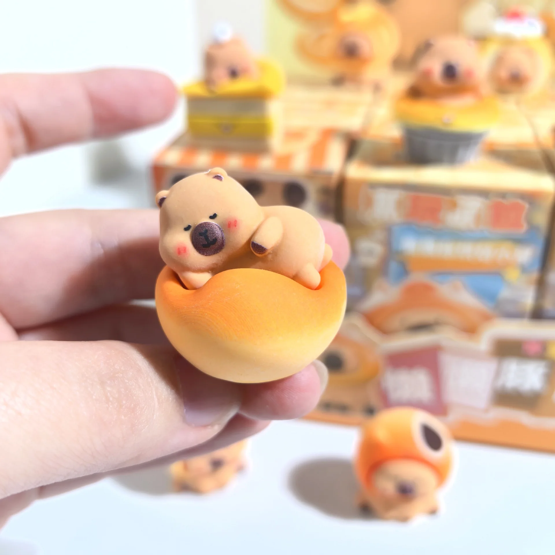 Mini figuras de capibara en caja sorpresa de repostería para niños - imagen 5