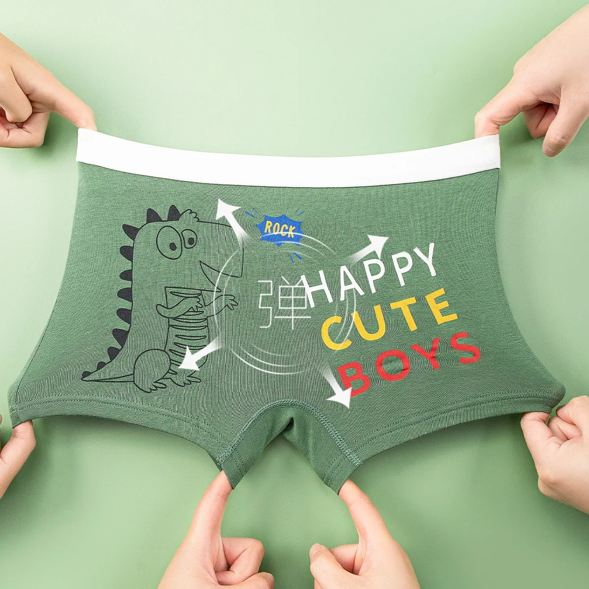 Detalle del estampado de coche en calzoncillos boxer infantiles
