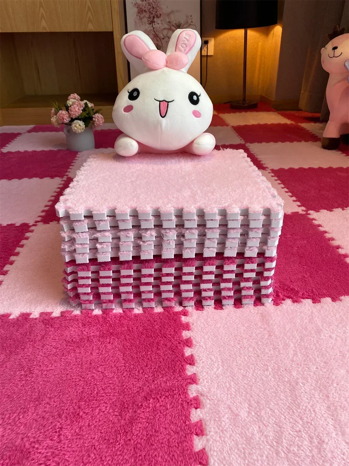 Alfombra en sala de estar como área de juego infantil