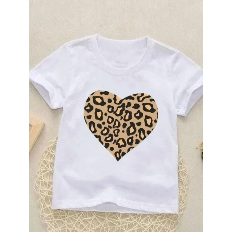 Camiseta manga corta para niño con corazón y estampado leopardo - imagen 5