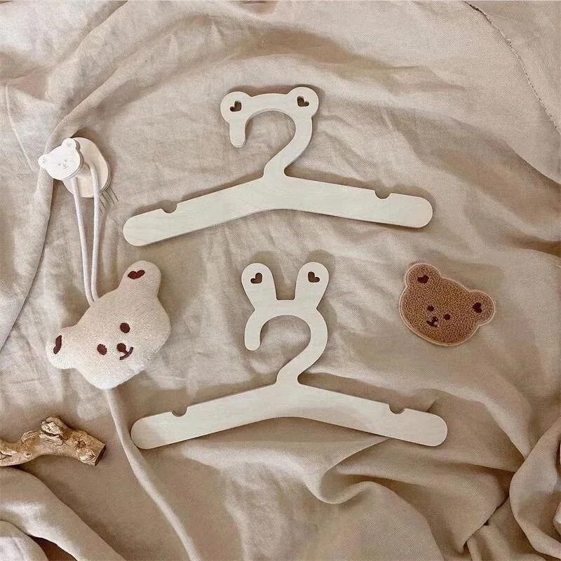 Colgador de ropa infantil en madera con corazón y orejas de conejo - imagen 4