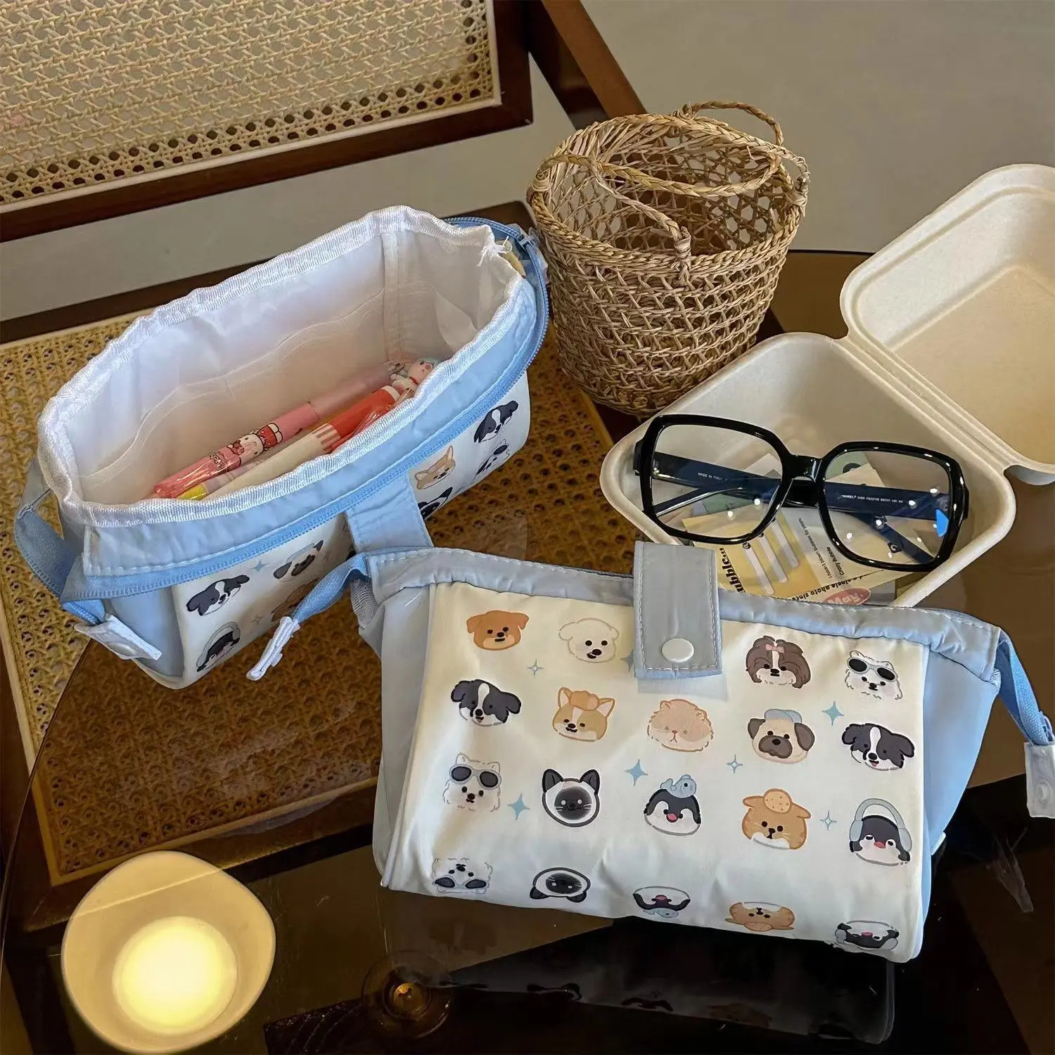 Detalle del estampado de perro japonés del estuche