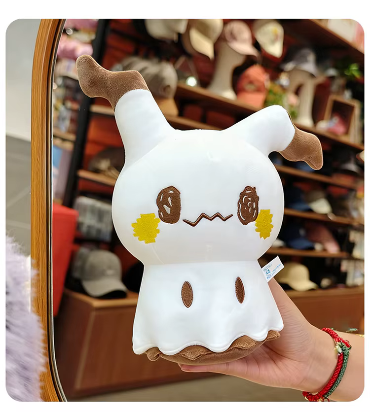 Peluche Mimikyu en contexto de regalo navideño