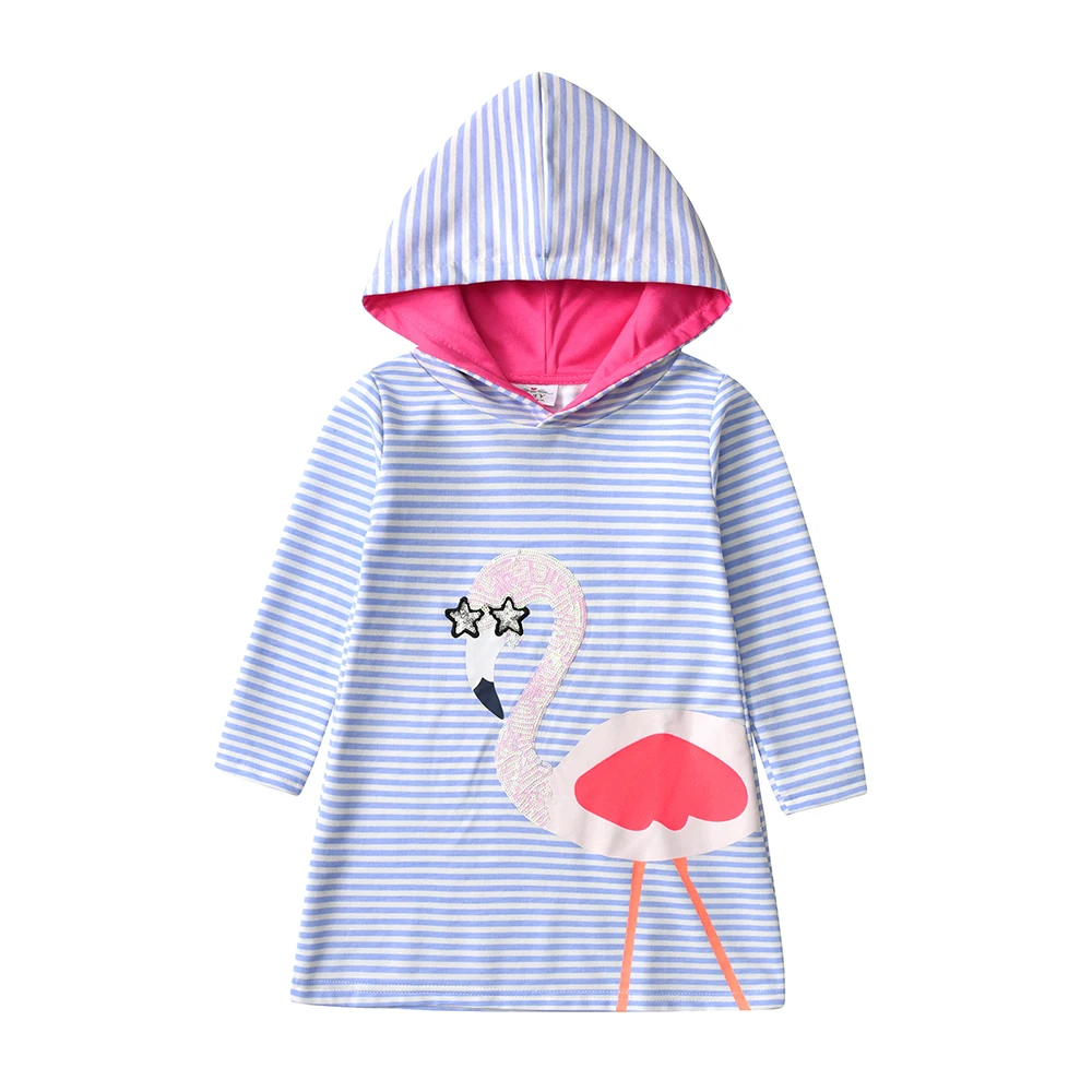 Detalle del diseño con estampado y capucha