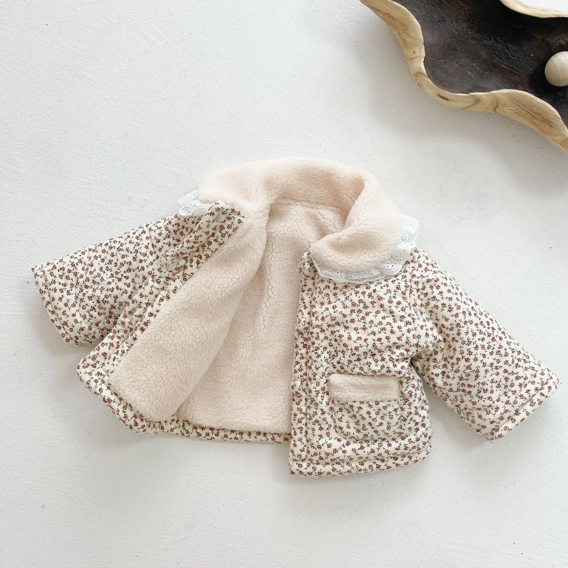 Detalle de la prenda para niñas y bebé
