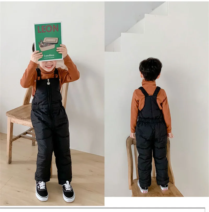 Niño usando el pantalón de mochila en casa