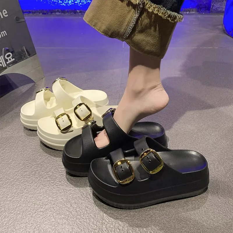 Zapatillas combinadas con outfit veraniego casual