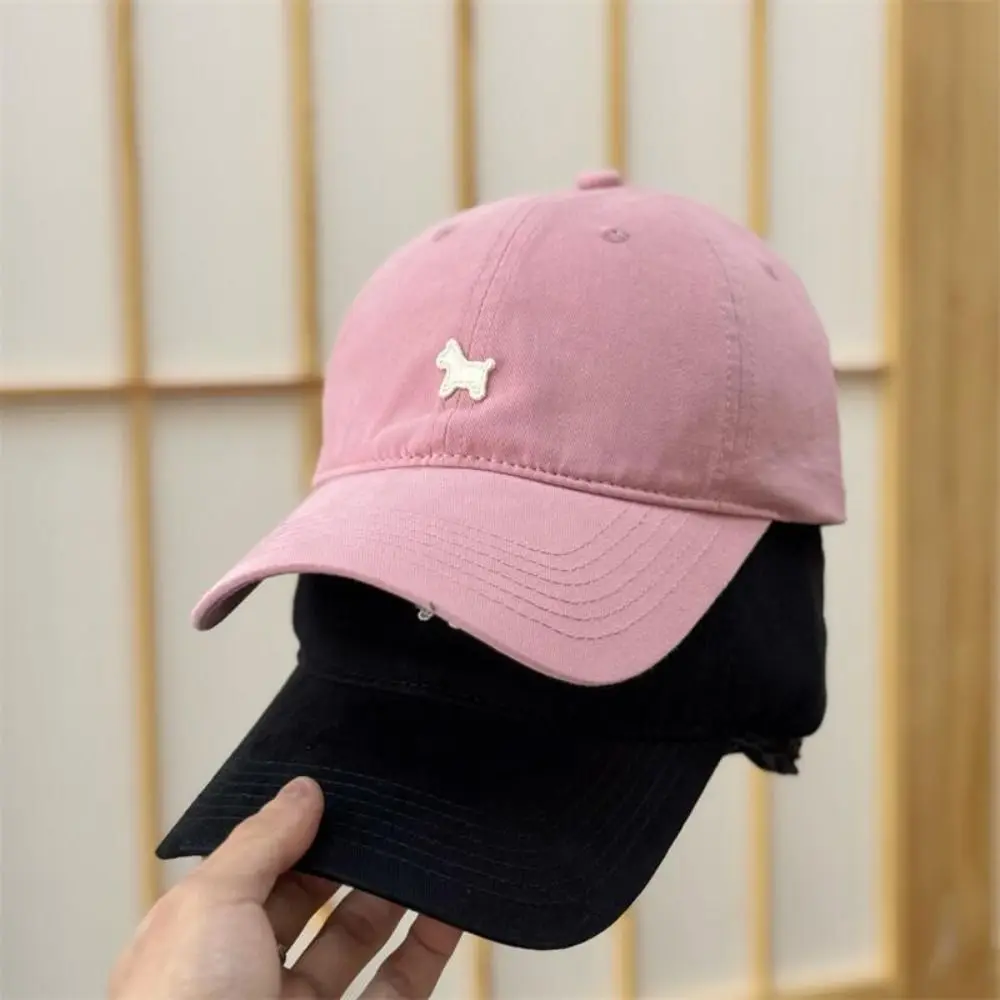 Detalle del bordado de pony en la gorra