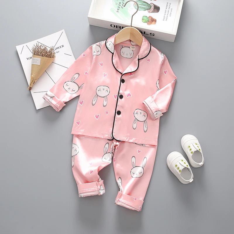 Detalle de la camisa de manga larga con estampado infantil