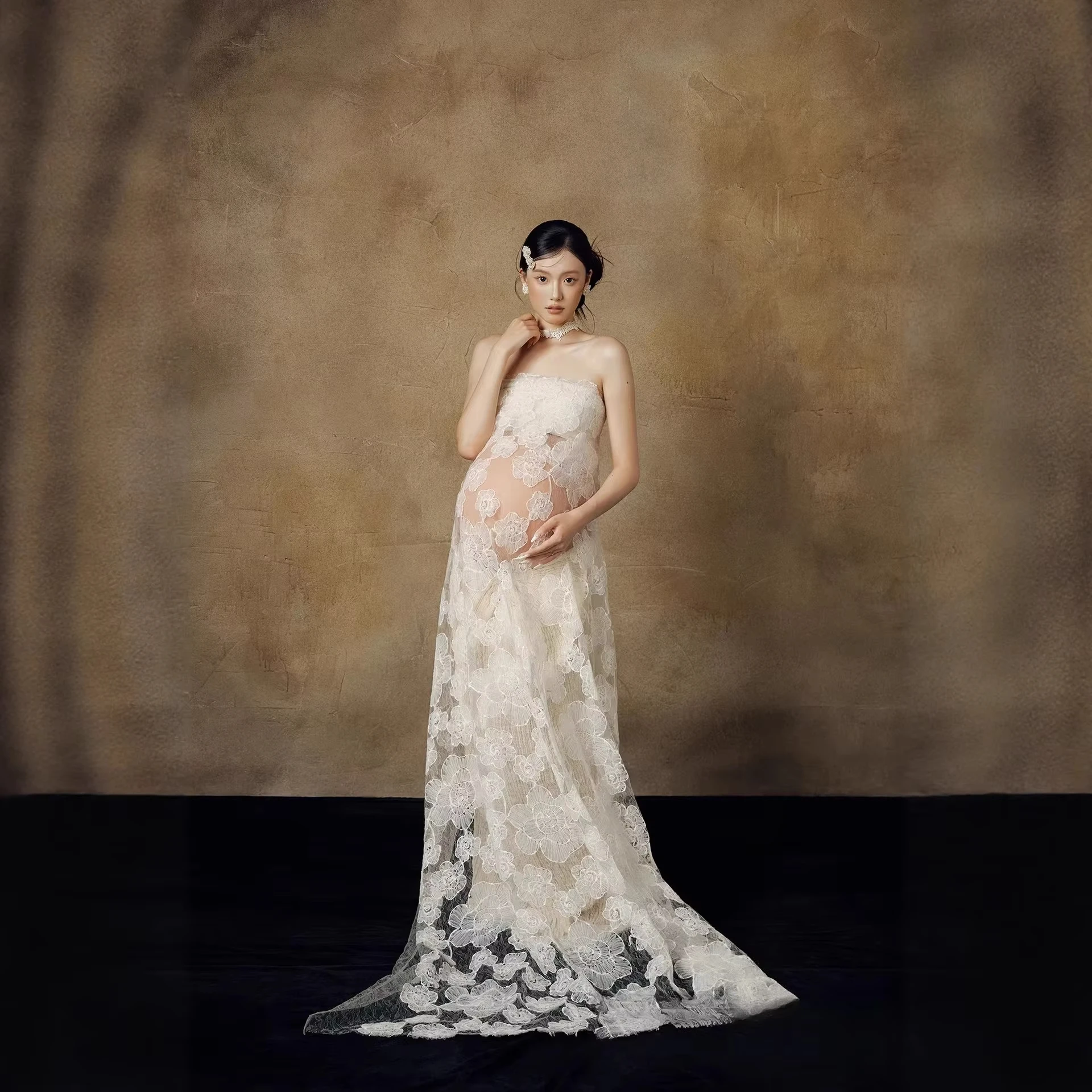 Vestido de maternidad blanco semitransparente con estampado floral