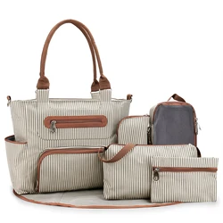 Bolsa de pañales a rayas beige con accesorios a juego y bolsillos