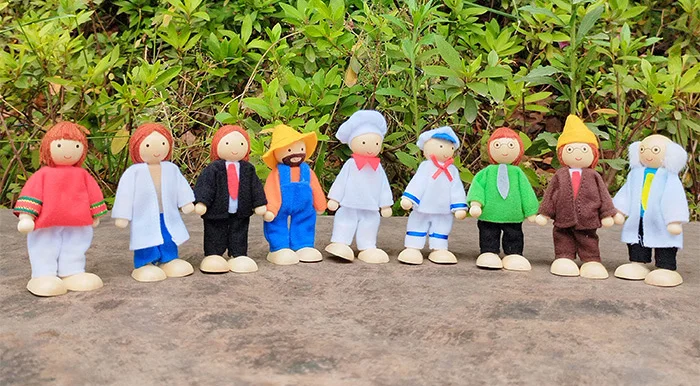 Muñecas de madera familiares y casa para niños