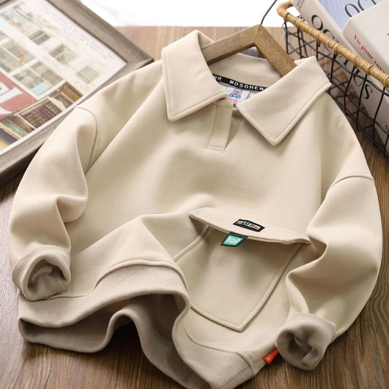 Vista de conjunto con la sudadera de cuello de solapa en diferentes colores