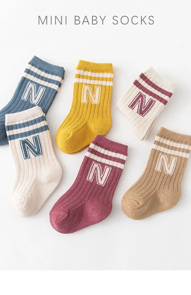 Calcetines de algodón para bebé en tonos suaves con letras decorativas