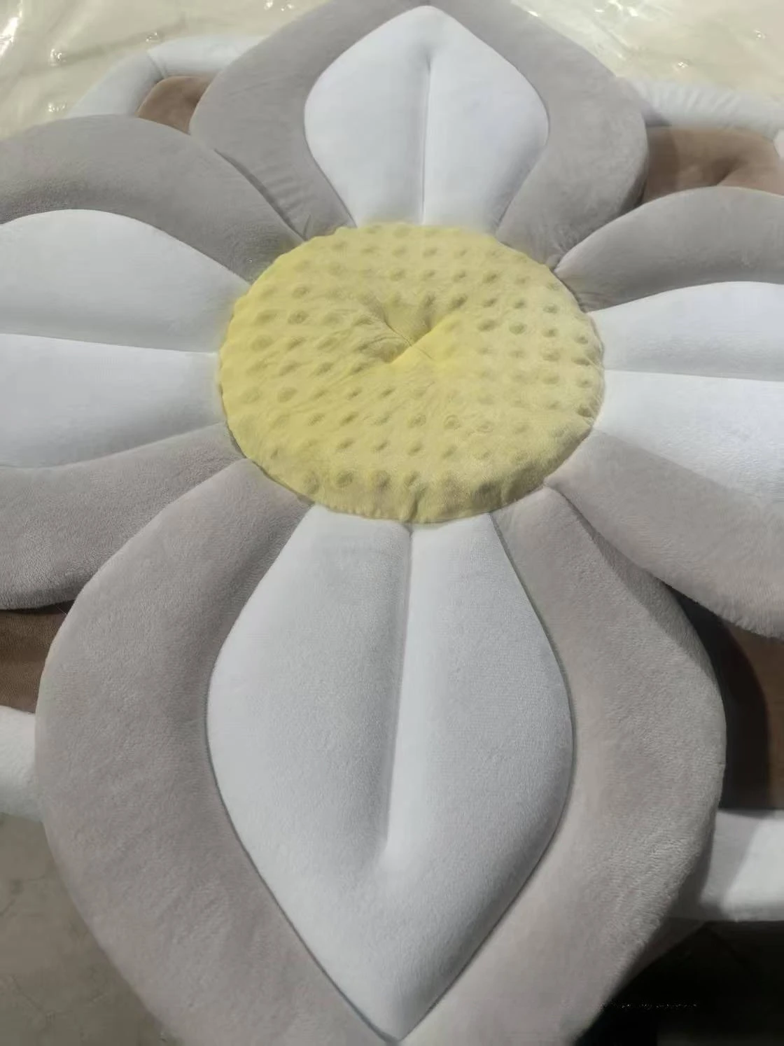 Alfombra de baño con diseño de flores de dibujos animados y base antideslizante