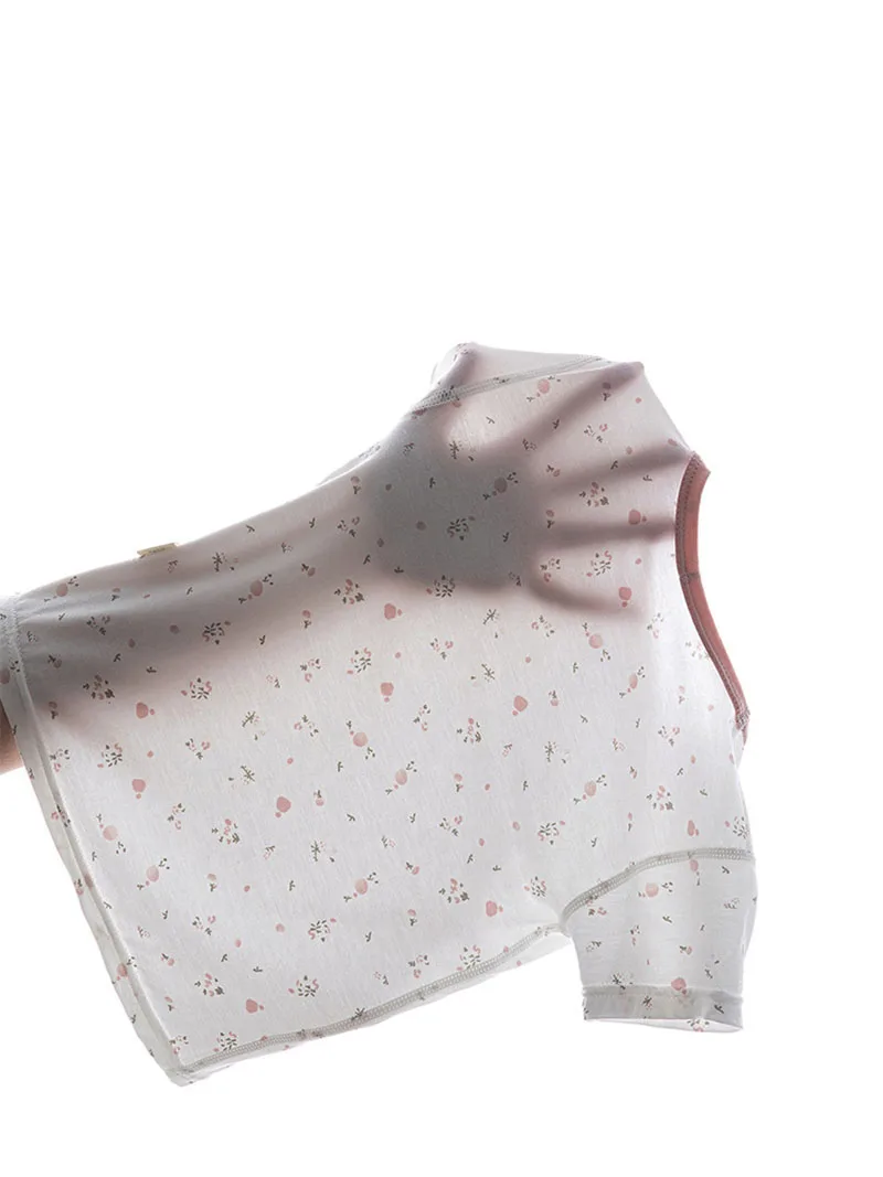 Detalle del estampado floral de la camiseta MILANCEL